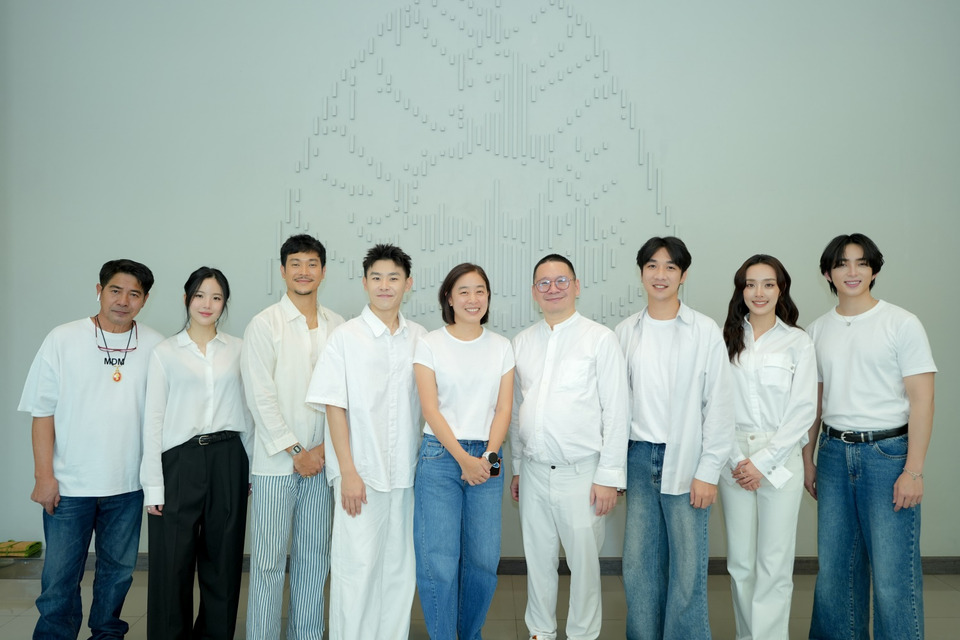 “สหมงคลฟิล์มฯ” บวงสรวงเปิดกล้อง “ผ่าจ้าน” โปรเจกต์หลอนระทึกแห่งปี “ท็อป-เจนิส-น้ำตาล” พร้อมตัดเป็นตัดตาย