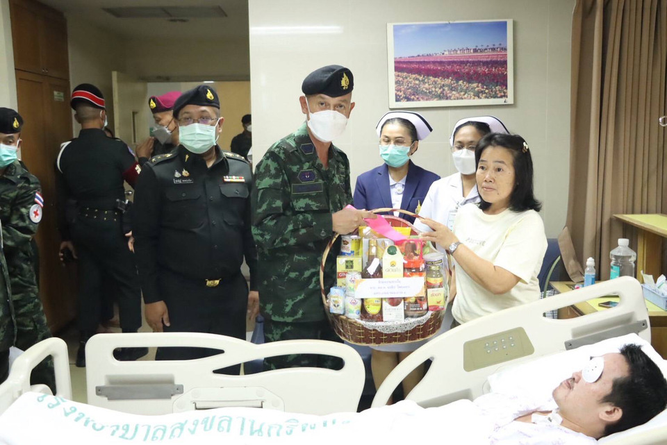 รอง มทภ.4 เยี่ยม ‘ส.อ.บุริศวร์’ กล้าขวางเหตุปล้นทอง- ยกย่องนักรบกล้าชายแดนใต้ 