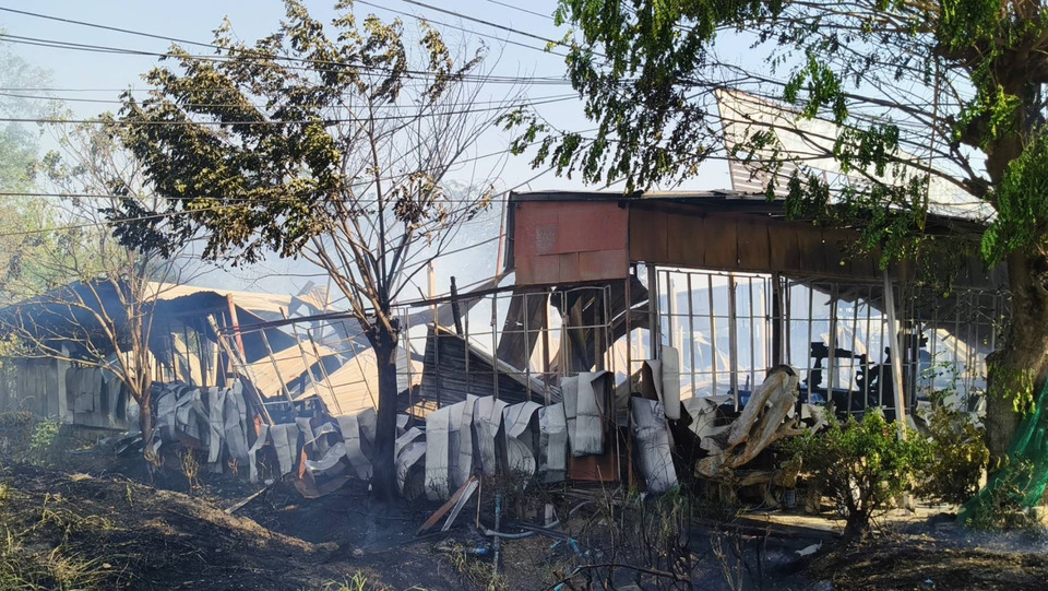 สุพรรณบุรีไฟไหม้โกดังเฟอร์นิเจอร์ วอดทั้งหลัง เสียหายกว่า 3 ล้าน เร่งสอบเหตุลุกลามจากเผานา 
