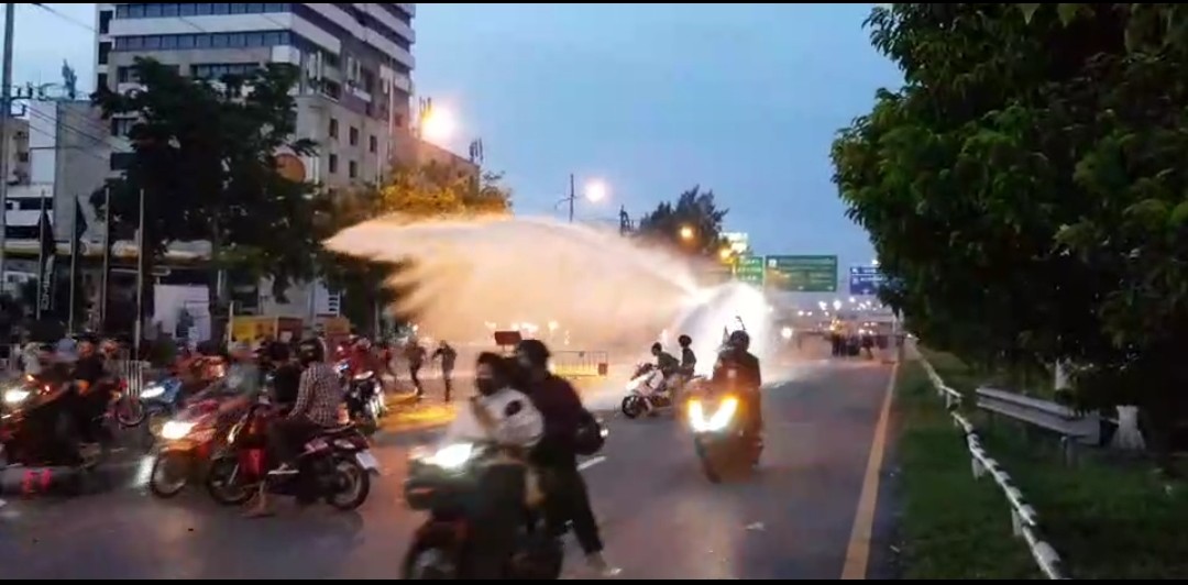 ตร.ประกาศให้ผู้ชุมนุมหยุดปาระเบิดปิงปอง-ไปป์บอมบ์ หากไม่เชื่อเตรียมใช้ ‘อุปกรณ์พิเศษ’ ควบคุม