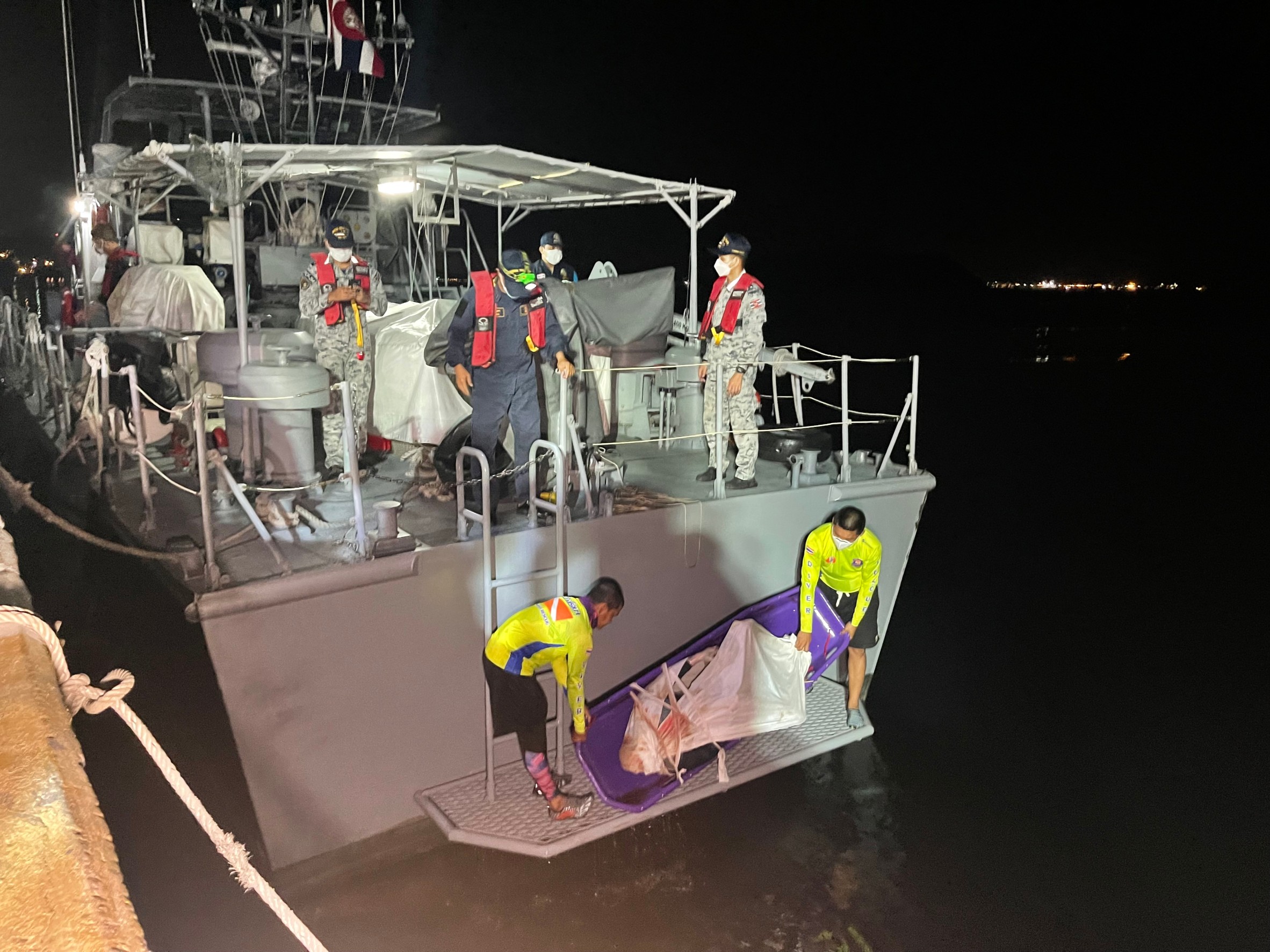 ทหารเรือ​ช่วยเหลือ3 ลูกเรือประมงลอยคอ 11 ชม.ในทะเล อีก 4 สูญหาย​ ล่าสุดพบแล้ว 1 ศพ