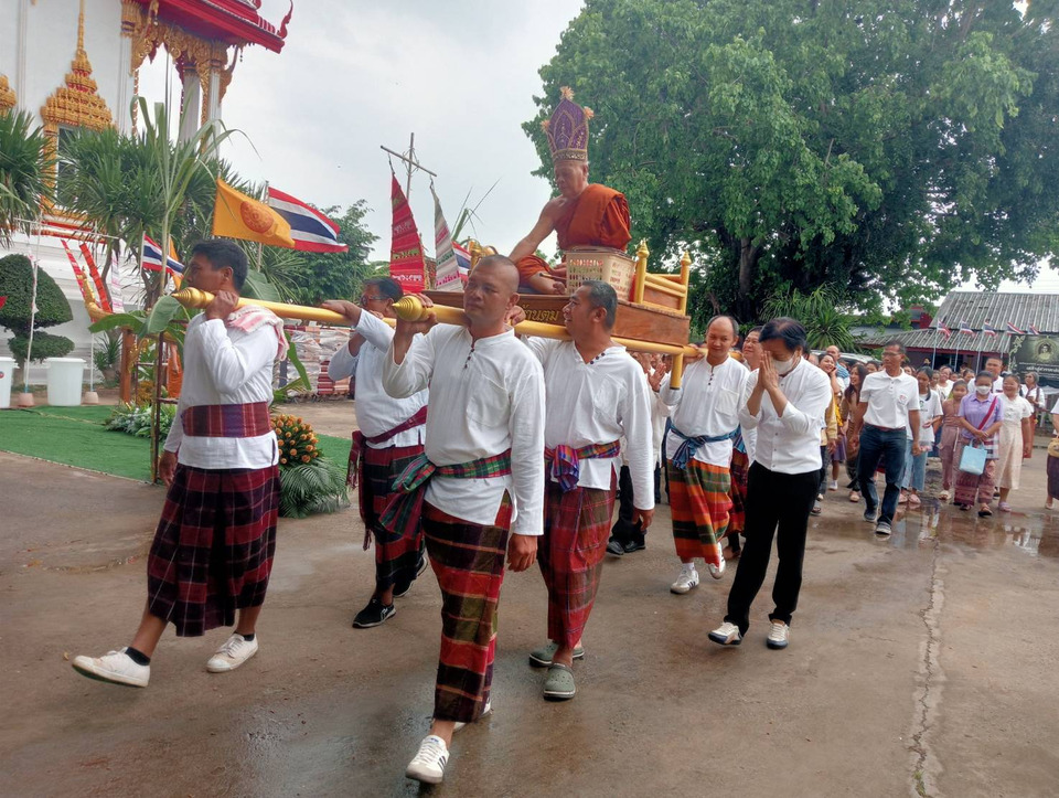 หาดูยาก! กาฬสินธุ์สืบสานประเพณีโบราณ "ฮดสรง" ยกย่องพระปฏิบัติดี แห่รอบโบสถ์สุดอลังการต้อนรับหลังสงกรานต์
