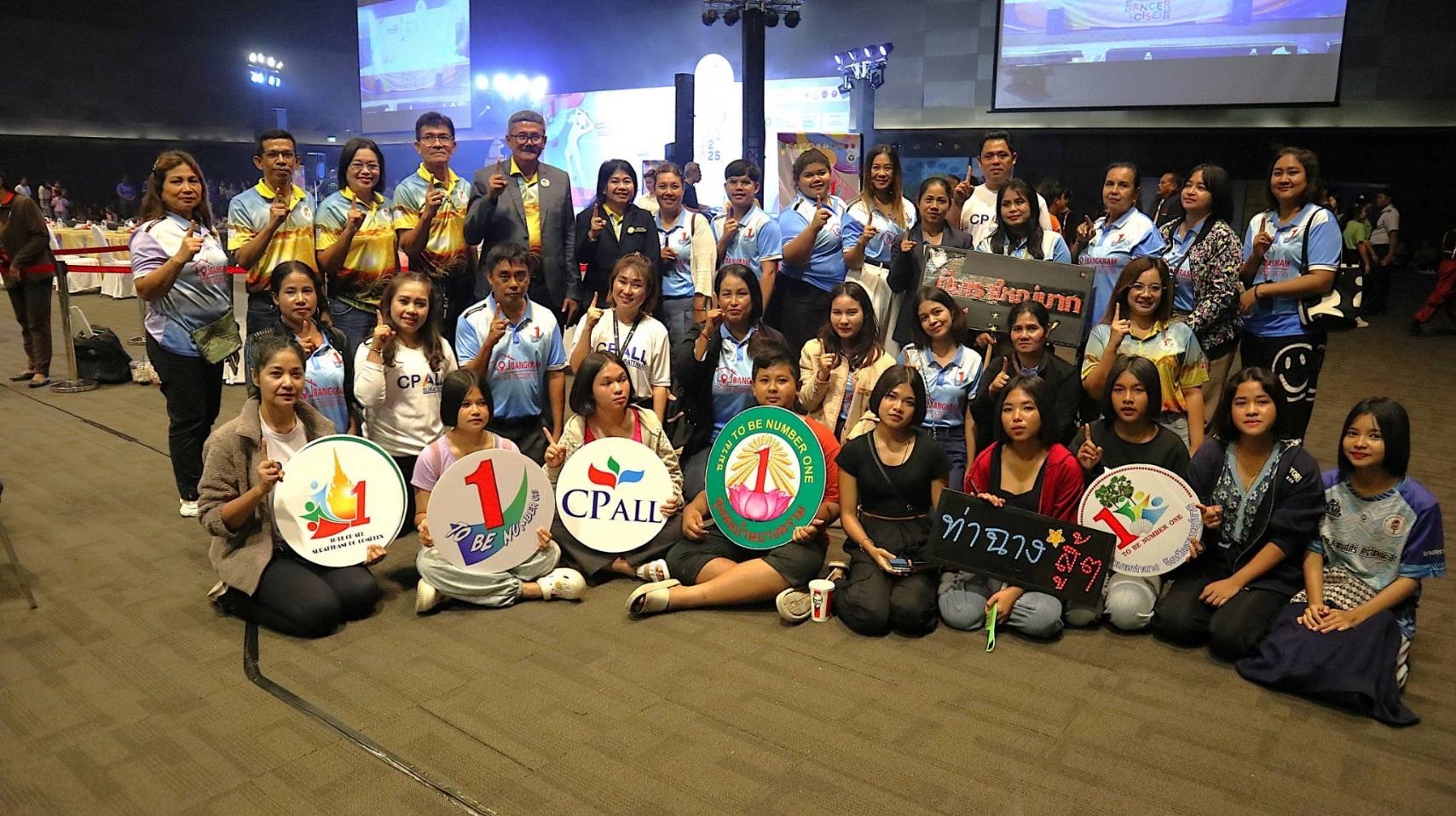 นอภ.ท่าฉาง  พร้อมภรรยา ให้กำลังใจ ทีมชมรม TO BE NUMBER ONE โรงเรียนอนุบาลบ้านคุณหนู หลังชนะได้ตัวแทนระดับภาคใต้ 