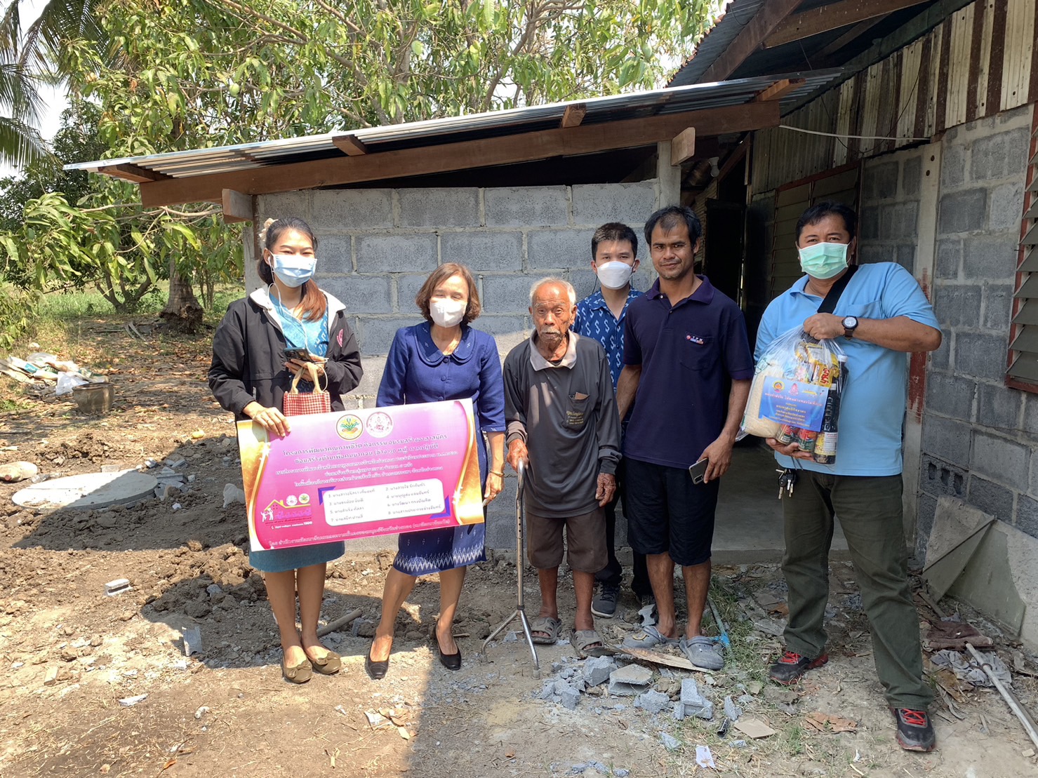 พม.อ่างทอง ลงพื้นที่เยี่ยมให้กำลังใจ ผู้อบรมภาคปฏิบัติ ซ่อมสร้างบ้านเพื่อคนยากจน
