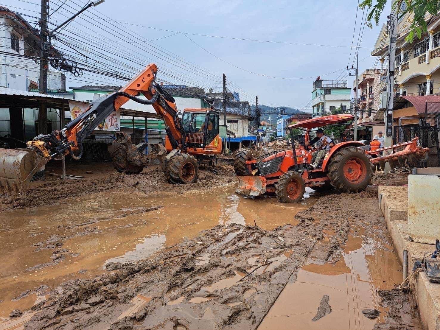 ปภ.ระดมทีมและเครื่องจักรกลขนาดใหญ่ จากศูนย์ ปภ.เขต 15 เชียงราย และเขต 10 ลำปาง เร่งฟื้นฟูพื้นที่น้ำลด จ.เชียงราย