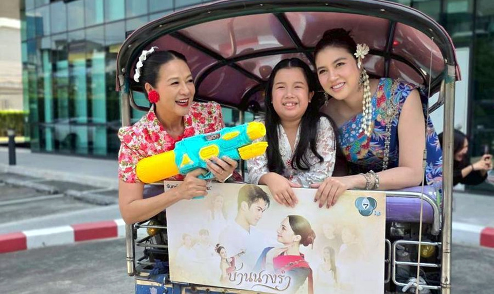 “กบ ปภัสรา” นำทีมนักแสดงบ้านนางรำ นั่งตุ๊กตุ๊กรดน้ำผู้บริหารช่อง 7HD รับสงกรานต์