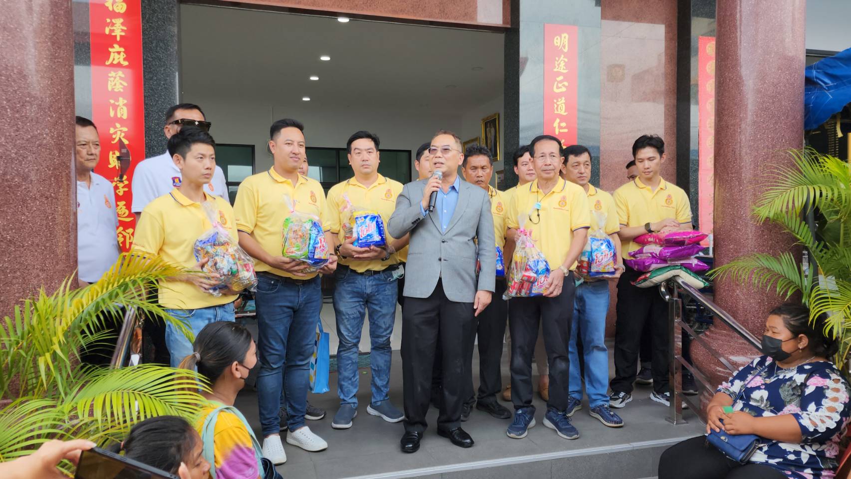 งานเทศกาลทิ้งกระจาด มูลนิธิสว่างพรกุศลระยองคึกคัก ปชช.นับพันคนแห่รับแจกข้าวสาร ถุงยังชีพแน่น ทั้งเด็กคนชรา-หญิงตั้งครรภ์