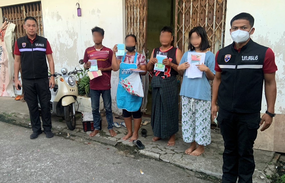 ตม.ชุมพร สนธิกำลังปิดล้อมตรวจค้นชุมชนต่างด้าว ป้องกันปัญหาอาชญากรรม