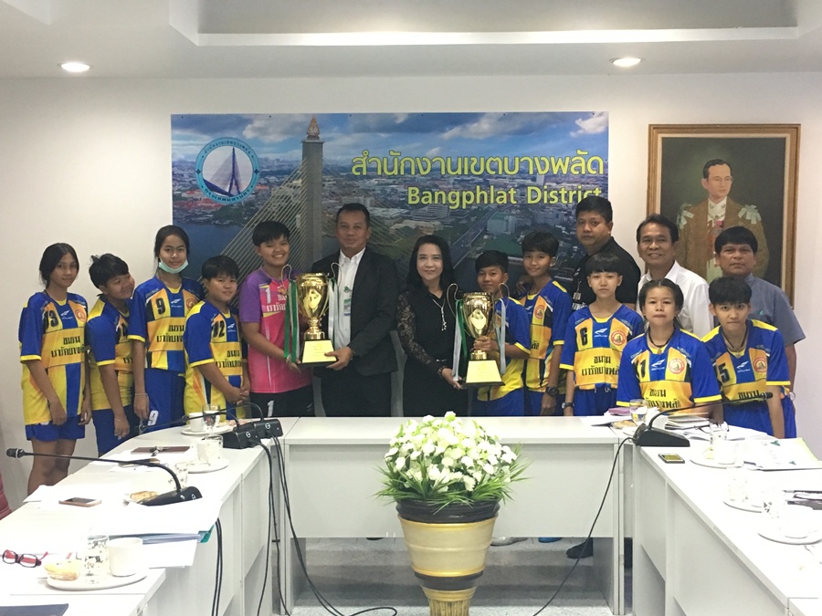 เขตบางพลัดรับมอบถ้วยรางวัลชนะเลิศการแข่งขันกทม.ฟุตซอลลีกประจำปี 2560