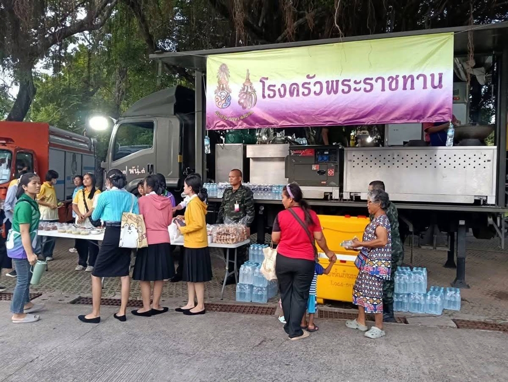 “ในหลวง-พระราชินี” พระราชทานโรงครัวฯ จัดอาหารพร้อมจิตอาสาดูแลชาวบ้าน-ผู้อพยพชายแดน