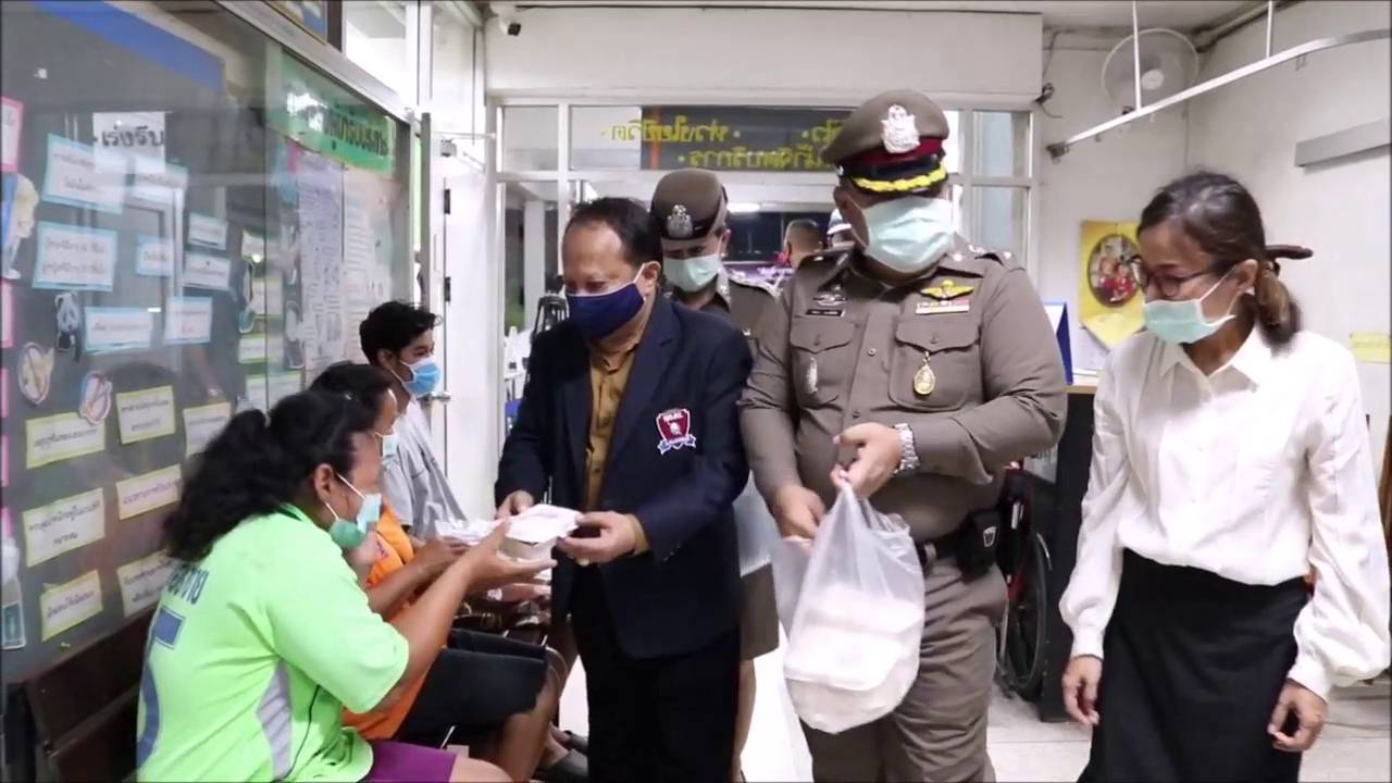 ผกก. สภ. ไทรน้อย นำอาหารโครงการ รับอาหาร รับของใช้ฟรีครับ เเจกญาติผู้ป่วย รพ. ไทรน้อยบรรเทาโควิด