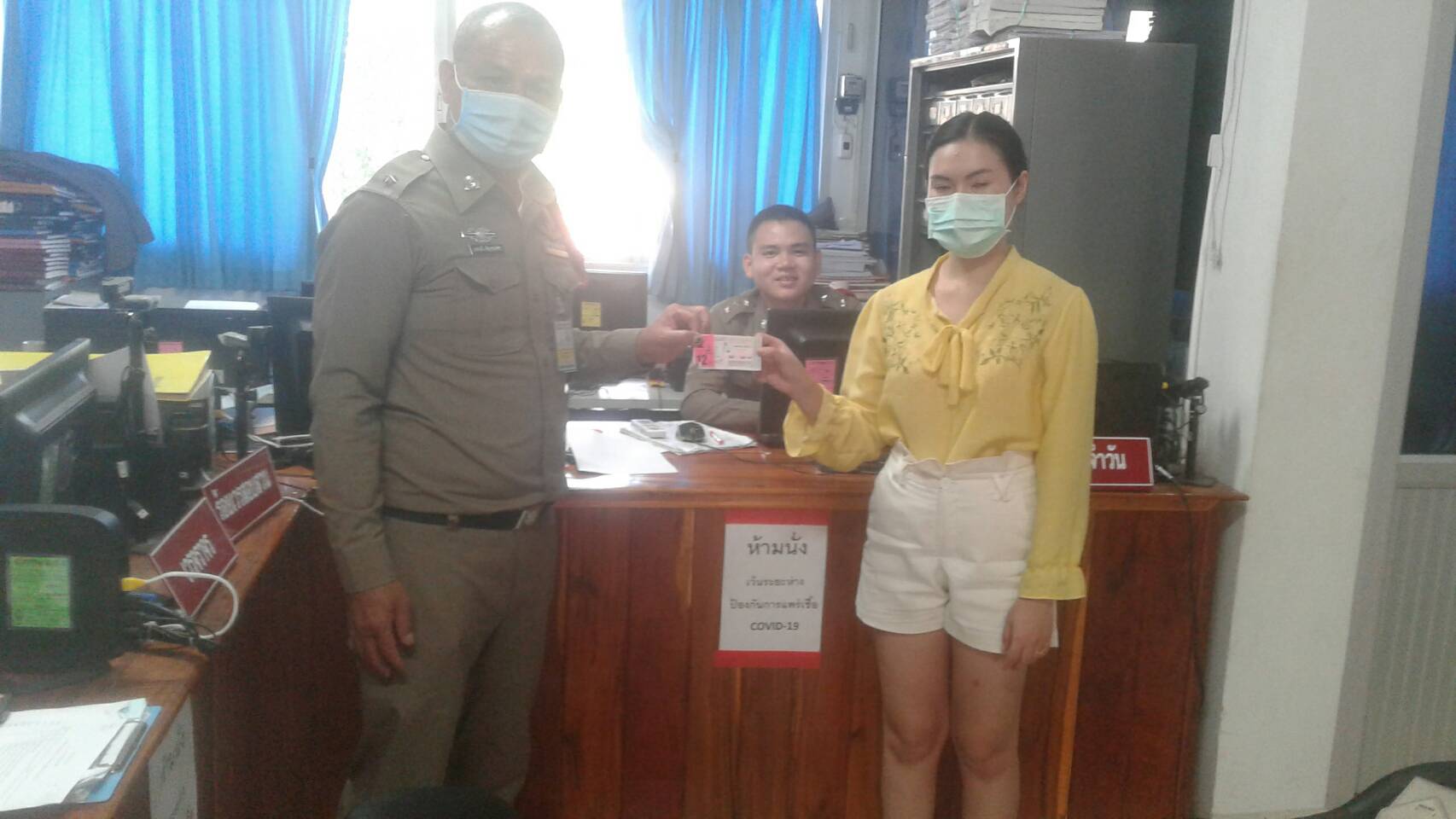 สองผัวเมียขายผลไม้สุดเฮง! พ่อค้าขอให้ช่วยซื้อลอตเตอรี่ถึงหน้าบ้าน ถูกรางวัลที่1-แจกเงาะฟรีเกือบ2ตัน