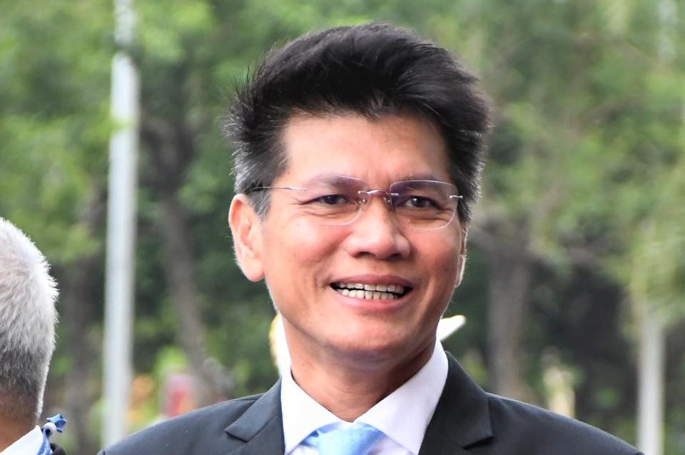 "สาธิต" ถาม เชียร์กันจนเกินไปไม๊ เรื่อง "นร.ใส่ชุดอะไรไปโรงเรียน"