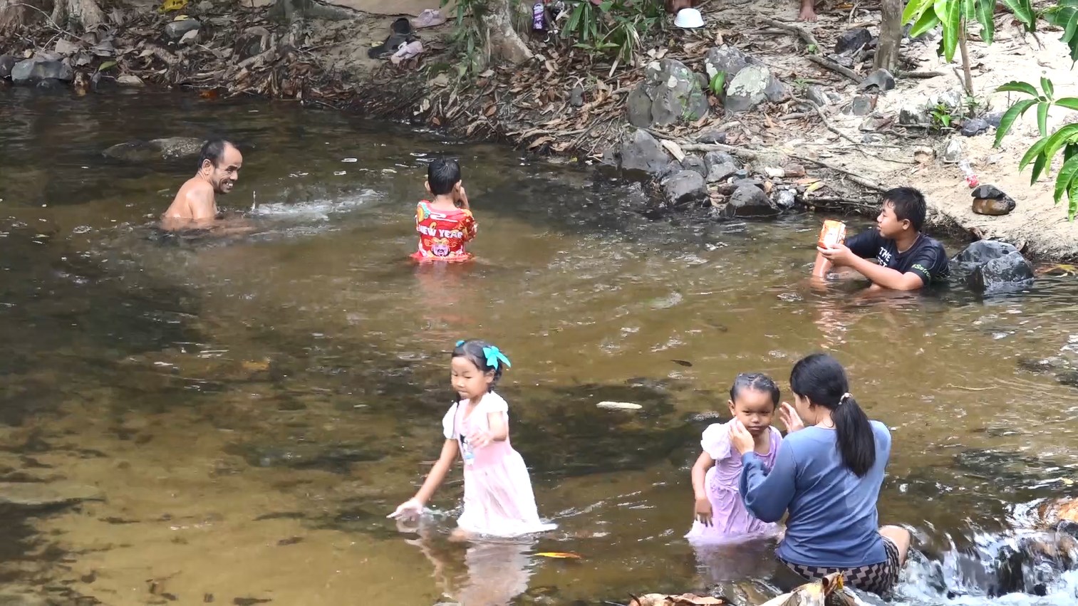 ชาวบ้านหนีร้อน แห่เที่ยว“น้ำตกวังหินสูง” ในหมู่ 6 บ้านควนดินเหนียว ต.ทุ่งหมอ อ.สะเดา จ.สงขลา