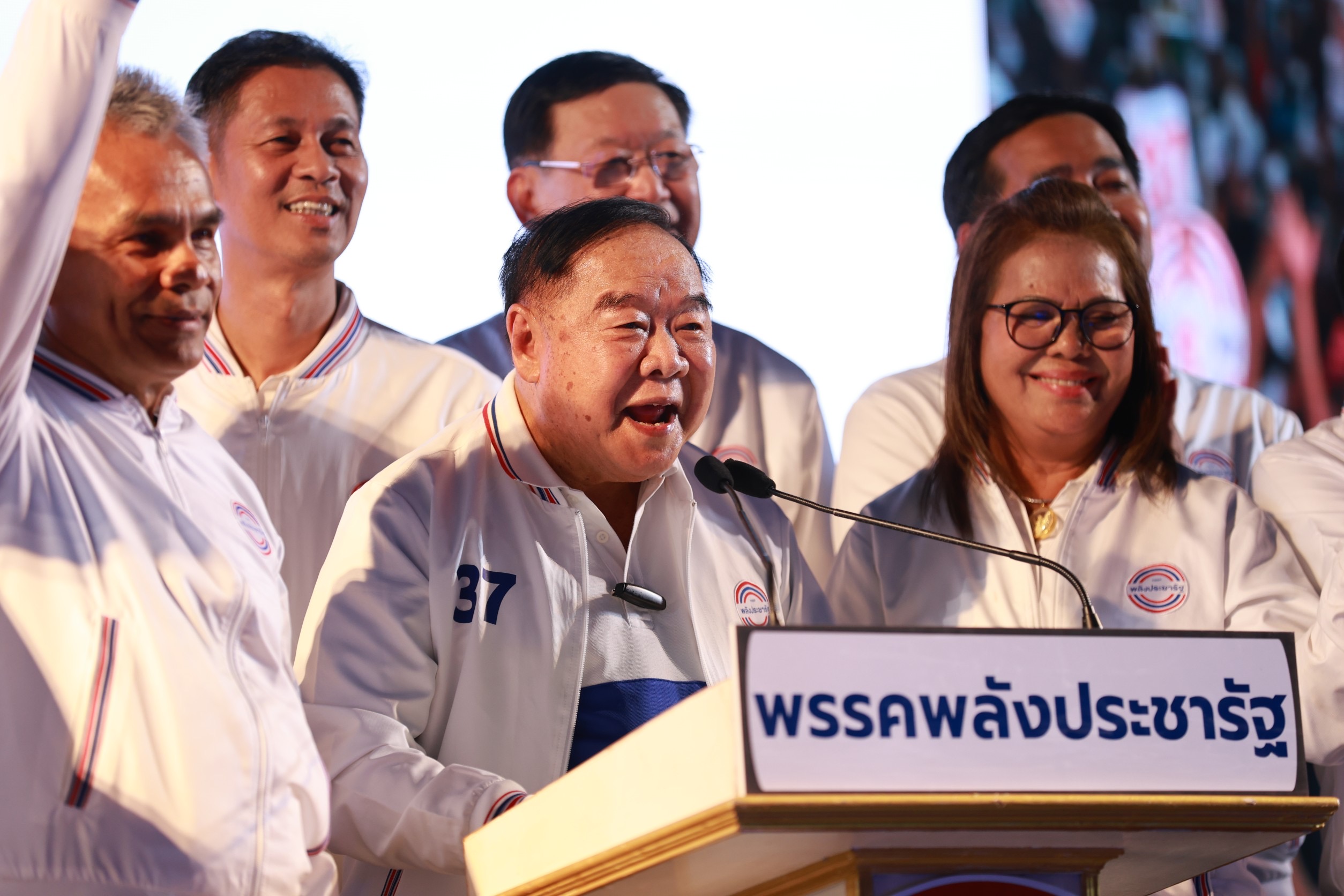 "ประวิตร" ปราศรัยใหญ่ ปลุกคนเมืองนครฯเลือกยกจังหวัด ลั่นจะทำให้เจริญรุ่งเรือง-ก้าวข้ามความยากจน
