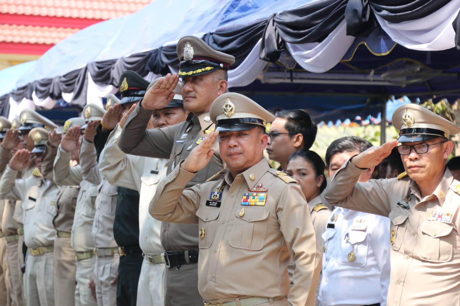 รองผบ. มทบ.37 ร่วมเคลื่อนร่างและวางพวงหรีดไว้อาลัยแก่ผู้พิทักษ์สันติราษฎร์ จ.เชียงราย