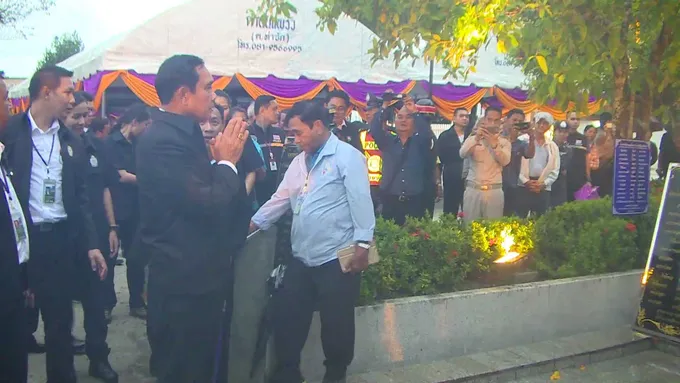 นายกฯสักการะพระประธานวัดพระมหาธาตุวรมหาวิหาร ปชช.รอต้อนรับเนืองแน่น