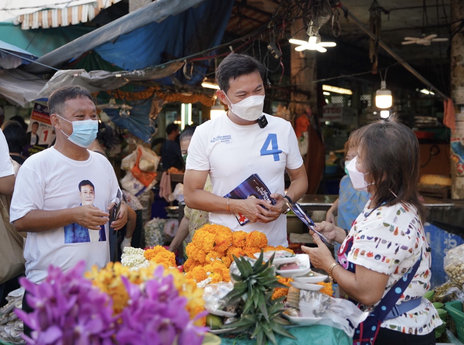 "เอ้ สุชัชวีร์" เดินหาเสียงย่านคลองสาน ปลื้มชาวบ้านจำนโยบาย ไวไฟฟรี 150,000 จุดได้ 