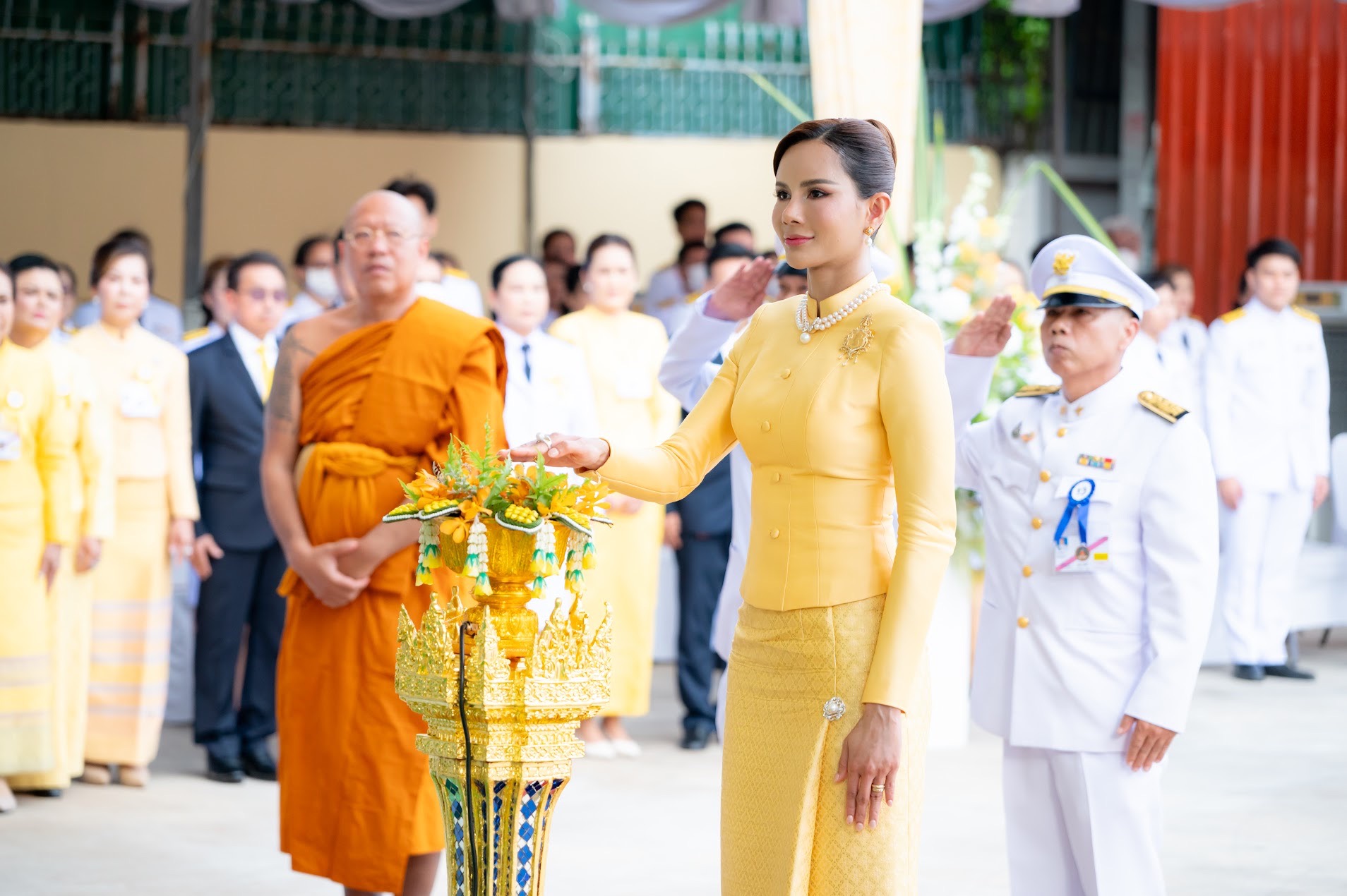 ในหลวงโปรดเกล้าฯผู้แทนพระองค์ไปในพิธียกช่อฟ้าพระวิหาร และเปิดอาคารศูนย์ไตเทียม วัดไผ่ล้อม  
