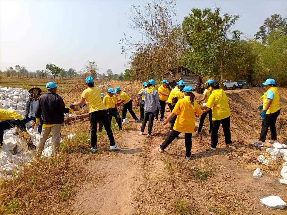 ท้องที่ท้องถิ่นพร้อมจิตอาสาพระราชทานอำเภอเลิงนกทาซ่อมแซมฝายน้ำล้น
