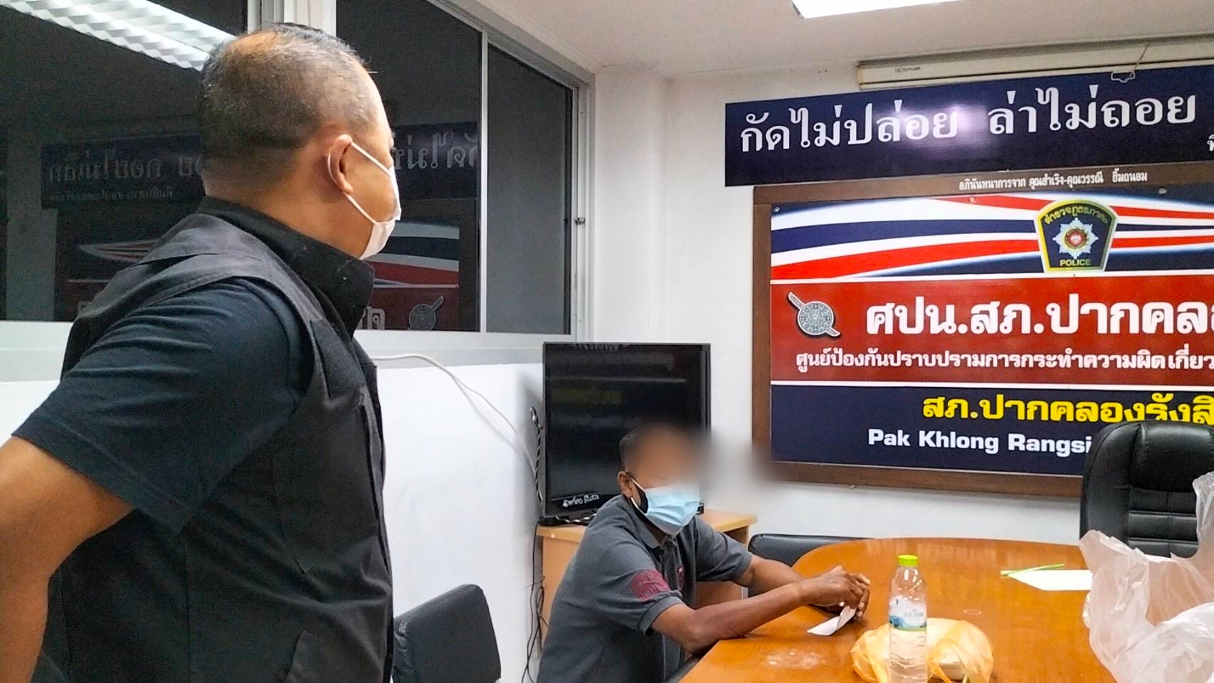ตร.นำตัวมือปืนยิงอดีตภรรยา-เพื่อนบ้านเสียชีวิตมาสอบปากคำหลังมอบตัวที่ลพบุรี