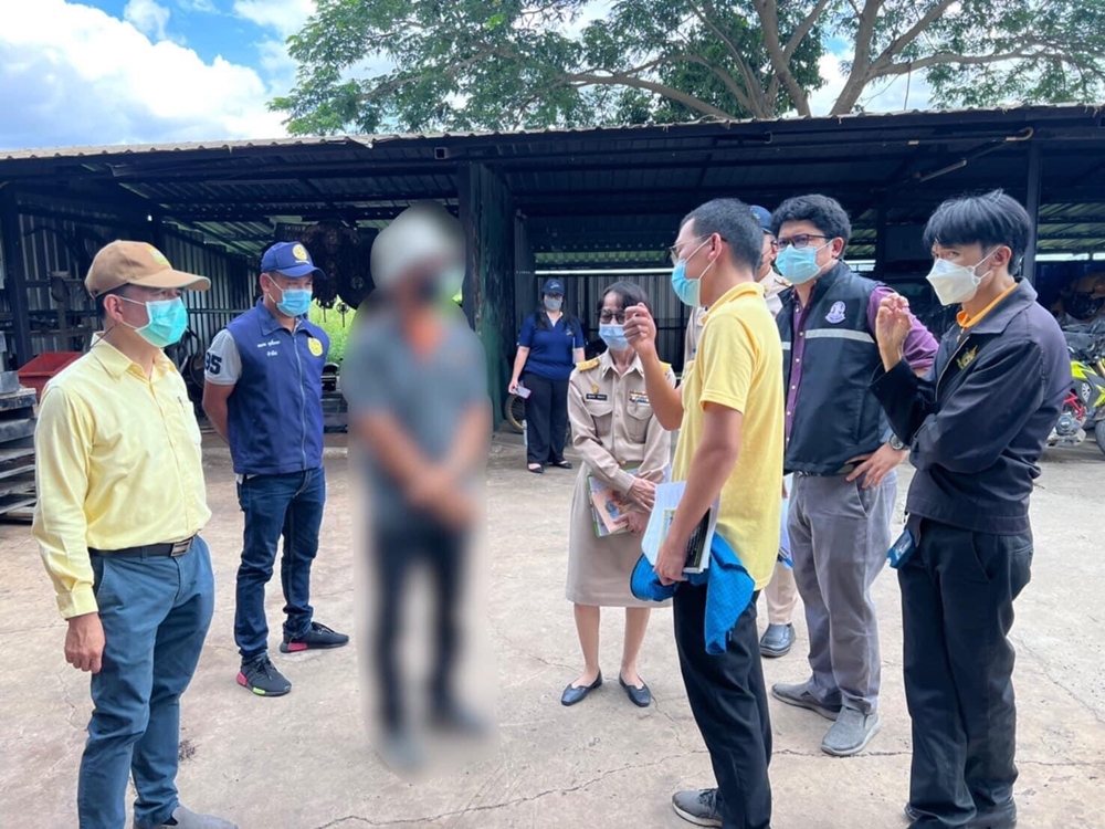 ศูนย์ดำรงธรรมอ่างทอง ลงพื้นที่สอบปม ปชช.ร้องสถานประกอบการปล่อยน้ำทิ้ง-กลิ่นพ่นสี-เผายาง