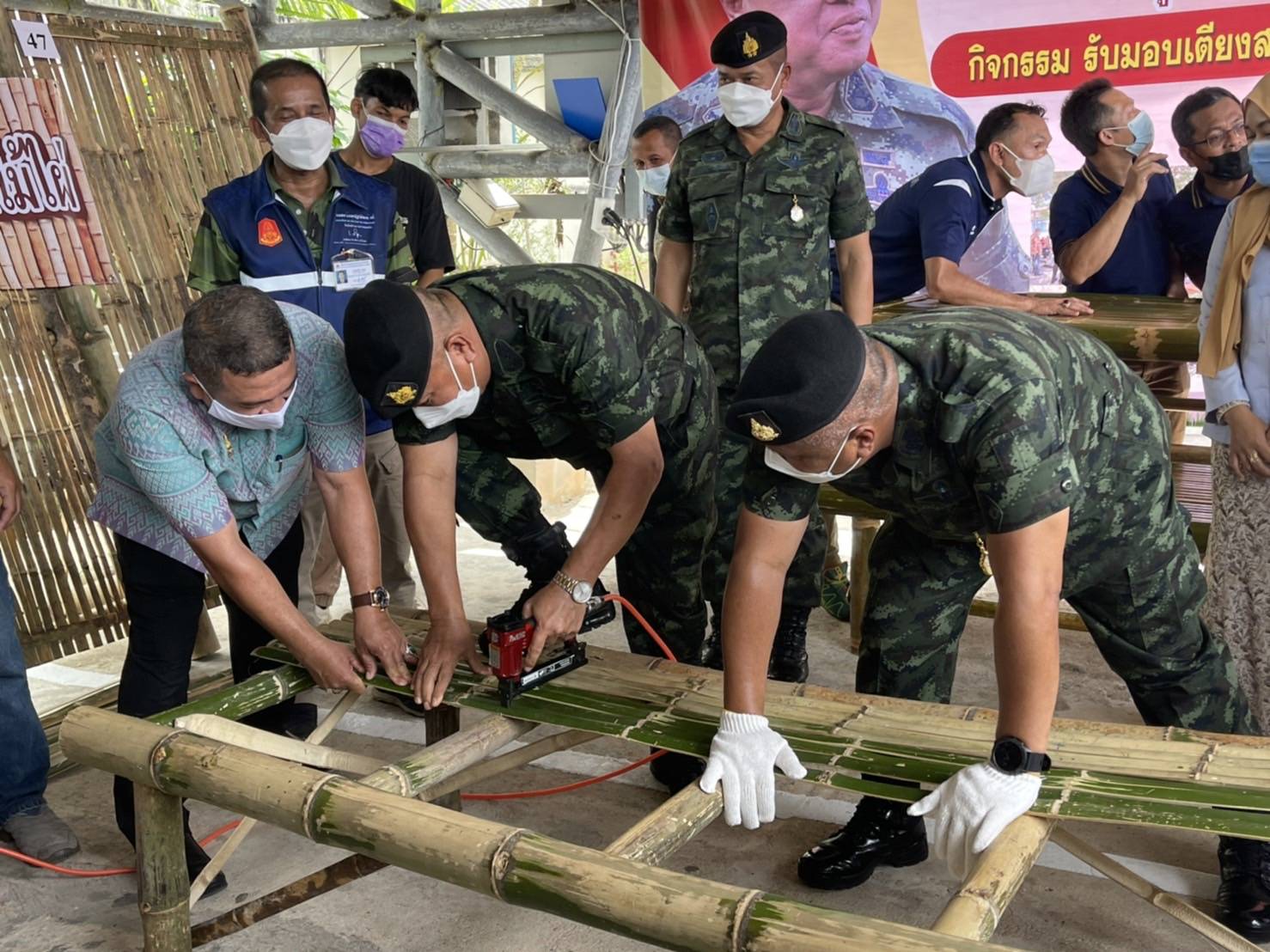 ชาวบ้านมะรือโบตก ร่วมผลิตเตียงไม้ไผ่ ส่งมอบให้แม่ทัพภาคที่ 4 สนับสนุนช่วยเหลือโรงพยาบาลสนามในพื้นที่ ร่วมสู้ภัยโควิด 19 ไปด้วยกัน 