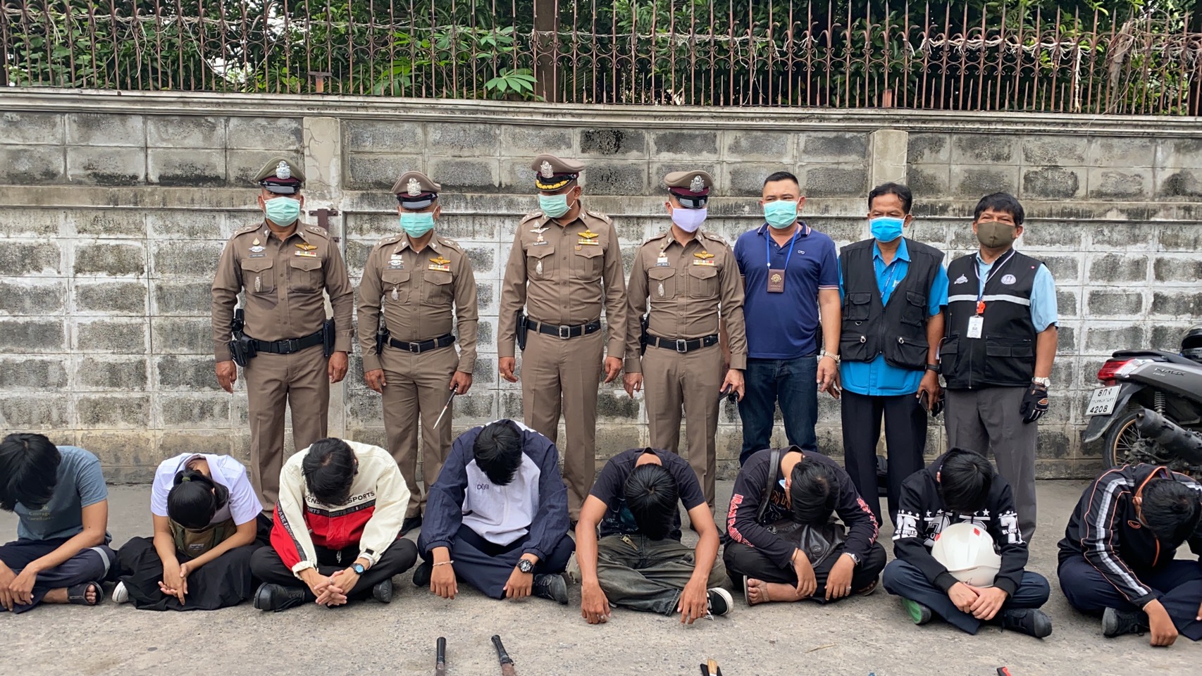 ตร.นนท์จับนักเรียนหลายสถาบันกว่า100 คนพบอาวุธมีด 10 เล่มหวั่นก่อเหตุล้างแค้น