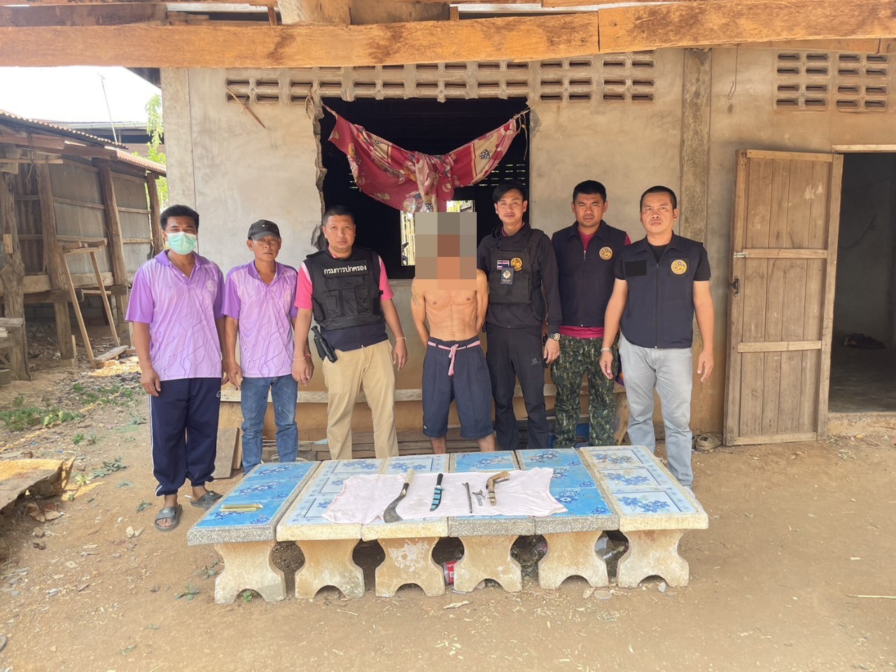 หนุ่มเมายาบ้าถือมีดร้องโวยวายข่มขู่เพื่อนบ้านตรวจยึดอาวุธปืนพกสั้นซุกในบ้าน 
