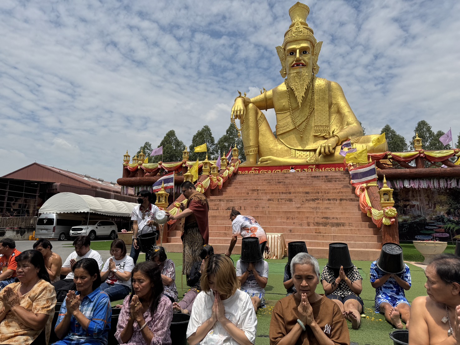 "ปทุมธานี" ประชาชนแห่ส่องอ่างน้ำมนต์เจ้าสัวเฮงเตรียมรับโชคใหญ่