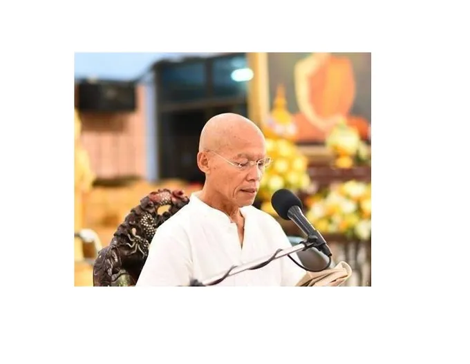 พุทธะอิสระหวังดี เตือนอดีตเจ้าคุณเอื้อน วัดสามพระยาห่มจีวร ระวังผิดกม.