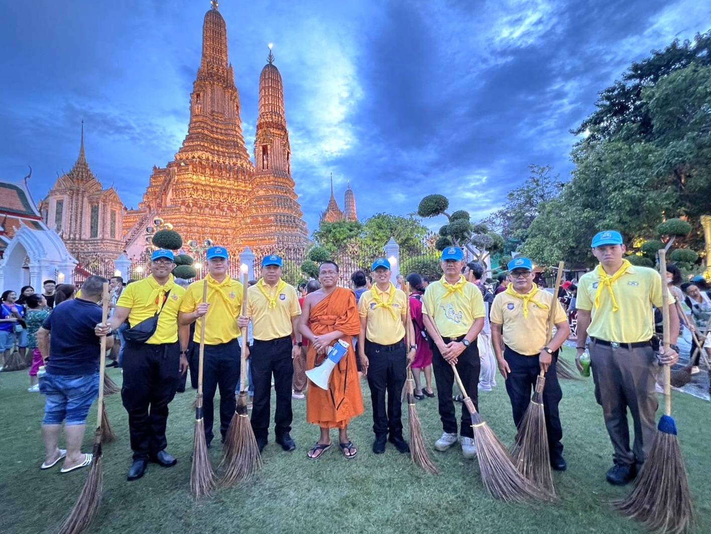 รวมพลังความดีจิตอาสาทำความสะอาดลานพระปรางค์วัดอรุณราชวราราม