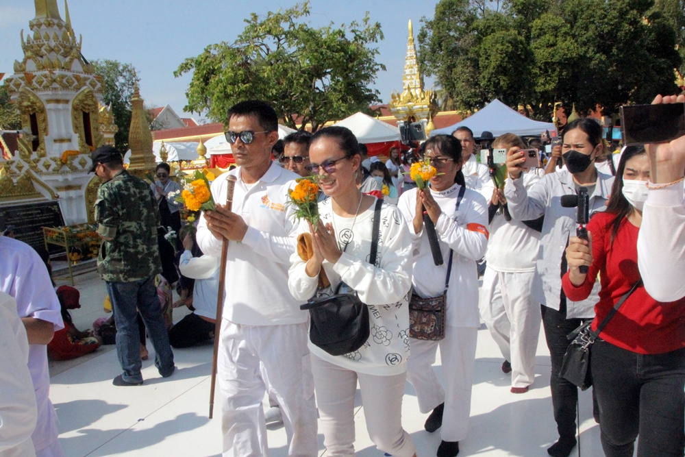 "ลุงพล-ป้าแต๋น" เดินแสวงบุญถึงพระธาตุพนม เมินมารผจญ ไม่ท้อตั้งมั่นทำบุญ