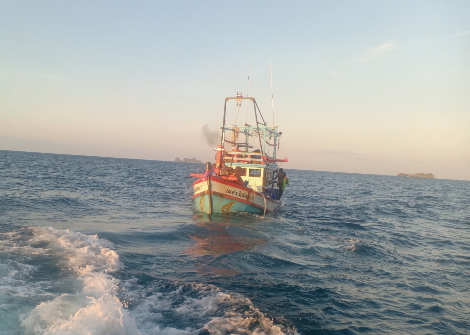 ศรชล.ประสานส่งเรือช่วยเหลือลูกเรือประมงหมดสติขณะดำน้ำ ล่าสุดเสียชีวิตแล้ว