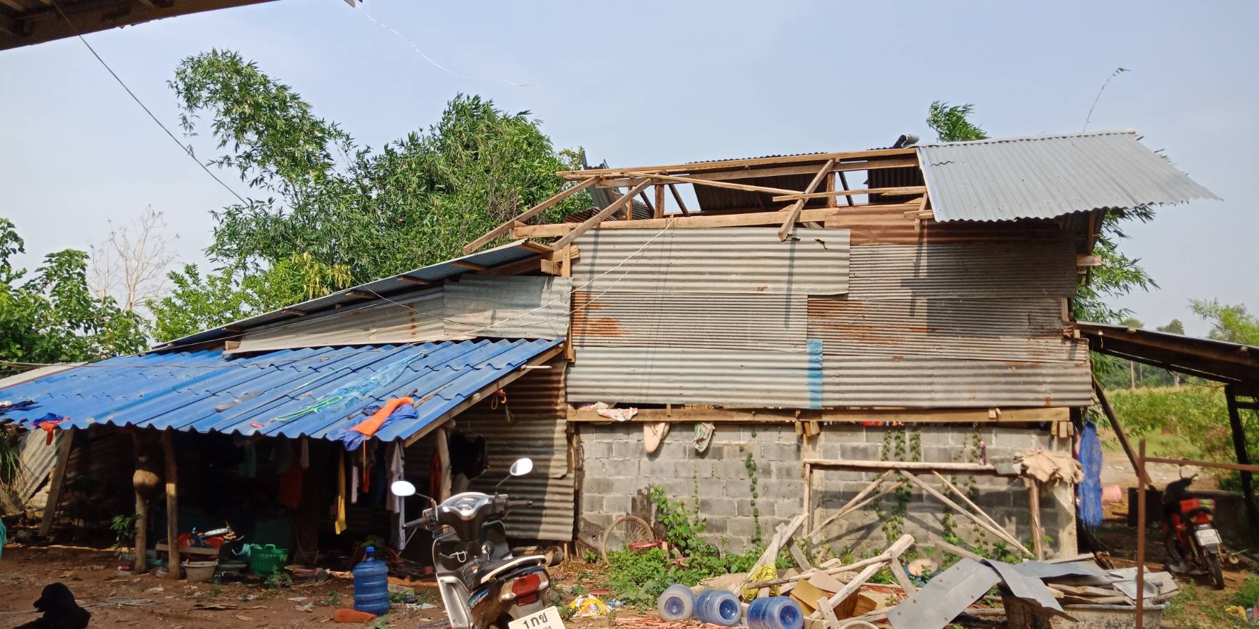 อ่วม! 'มุกดาหาร' พายุฤดูร้อนพัดถล่มบ้านเรือนเสียหาย