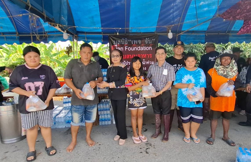 มูลนิธิเพจอีจัน–เรือนจำอ่างทอง ลงพื้นที่มอบข้าวสาร-น้ำดื่ม ช่วยผู้ประสบภัยน้ำท่วมป่าโมก