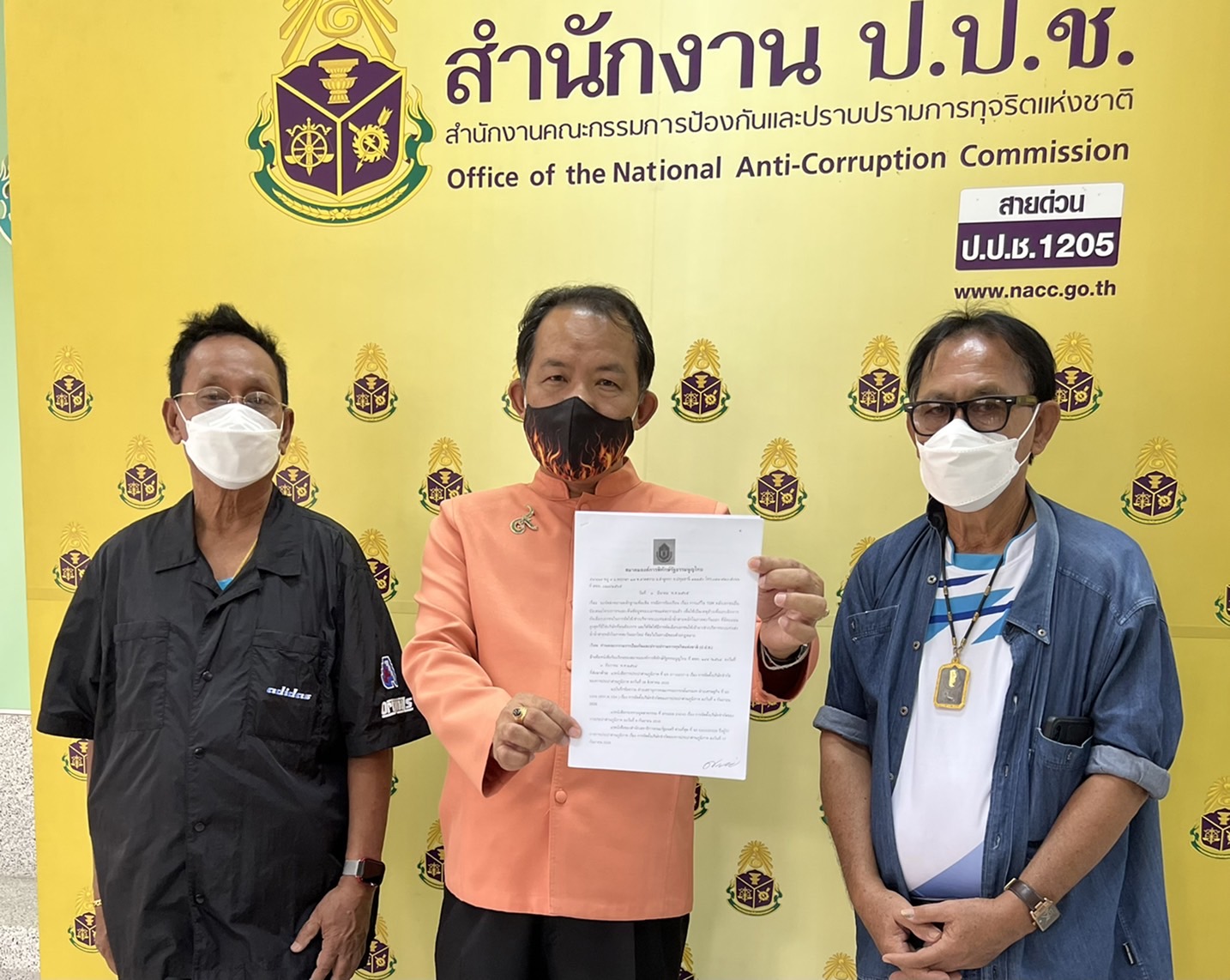 "ศรีสุวรรณ" นำชาวนนทบุรีร้อง ป.ป.ช.เร่งยื่นฟ้องอาญาอดีตนายก อบต.บางพลับ