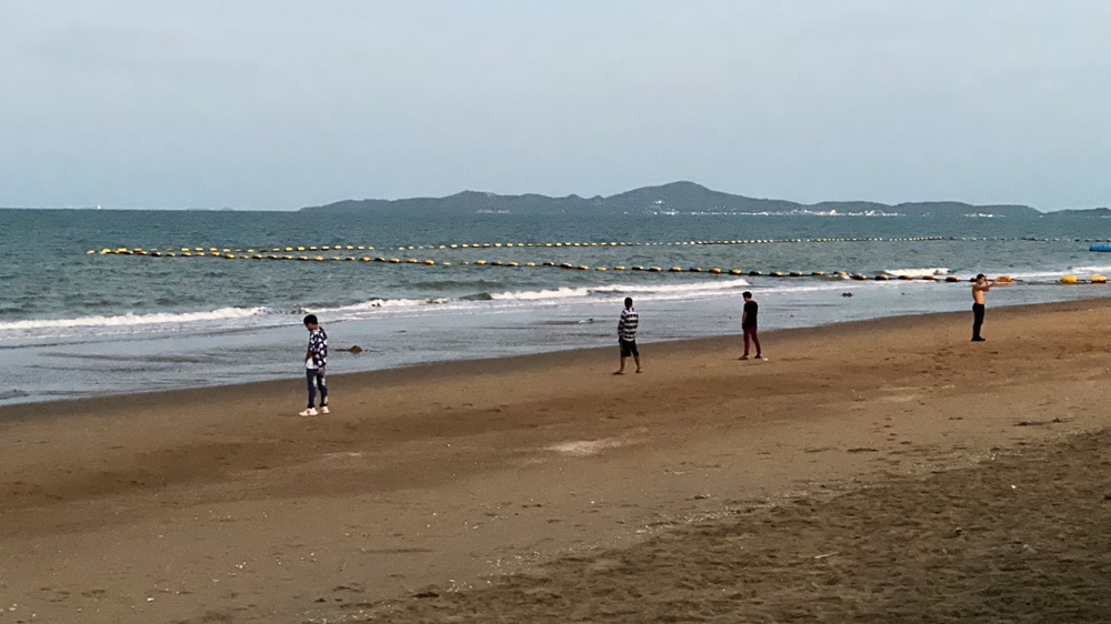 ชาวบ้านสุดทน!! นักดื่มล้นหาด ฉี่ลงชายหาดจอมเทียน ไม่แคร์สายตาใคร 