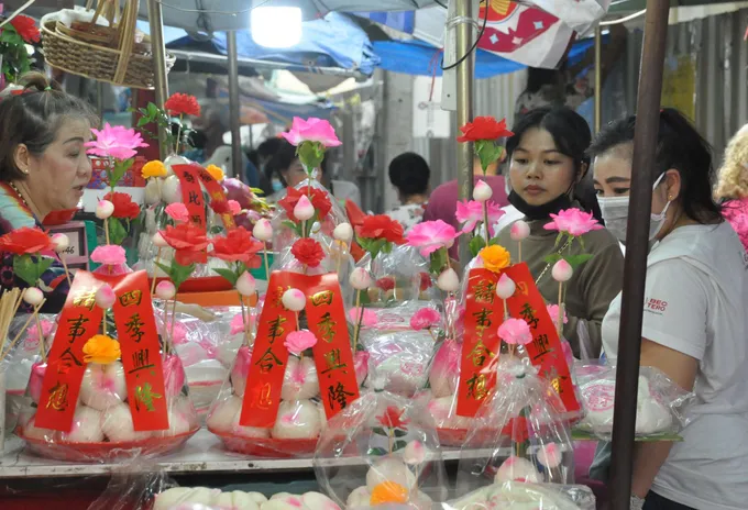 เยาวราชคึกคัก ชาวไทยเชื้อสายจีนจับจ่ายซื้อของเตรียมเซ่นไหว้วันตรุษจีน