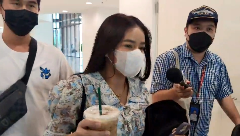 "มดออย" อินฟลูเอนเซอร์สายเซ็กซี่ เข้ารับทราบข้อกล่าวหาชักชวนเล่นพนันออนไลน์