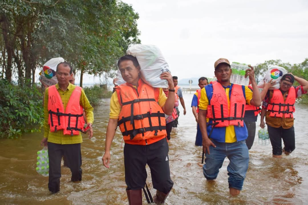 รองผู้ว่าฯปัตตานีนั่งเรือ-ลุยน้ำหมู่บ้านถูกตัดขาดช่วยเหลือนักเรียนปอเนาะและชาวบ้านในพื้นที่อำเภอทุ่งยางแดง