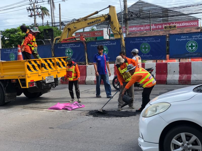 รองปลัดกทม. ตรวจสอบเหตุถนนยุบตัวเป็นหลุมถนนแจ้งวัฒนะขาออก 