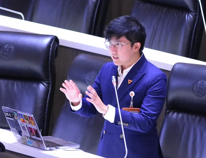 “สส.ปชน.” แฉงบปี 70 ‘กอ.รมน.’ บวกราคาโดรนแพงเวอร์ 263% “ธนเดช” แซะเปลี่ยนรัฐบาลเปลี่ยนสีพรม จี้ตัดงบโยกช่วย ตชด.