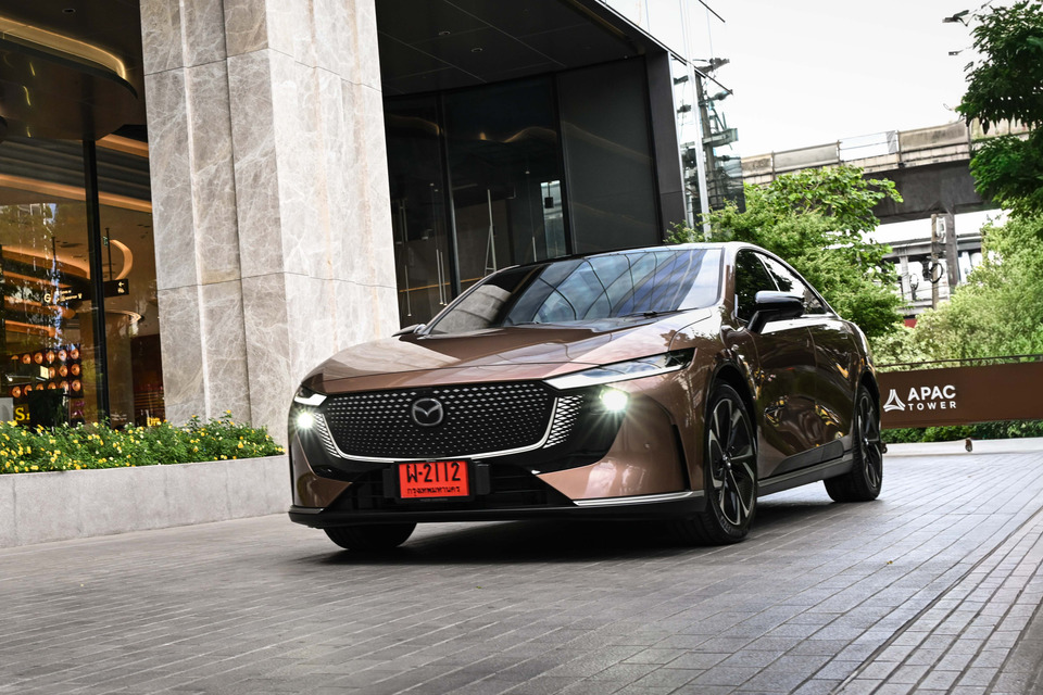 มาสด้าเริ่มส่งมอบ The All-Electric Mazda6e อย่างเป็นทางการ ลูกค้ากลุ่มแรกในไทยรับรถแล้ว