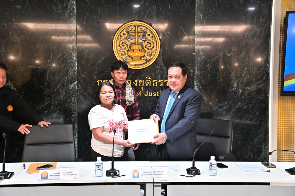 "ทวี"  มอบ "กองทุนยุติธรรม" ช่วยเหลือกลุ่มแรงงานไทย ไปเก็บเบอร์รี่ป่าในสวีเดน-ฟินแลนด์ ได้รับความเดือดร้อน 