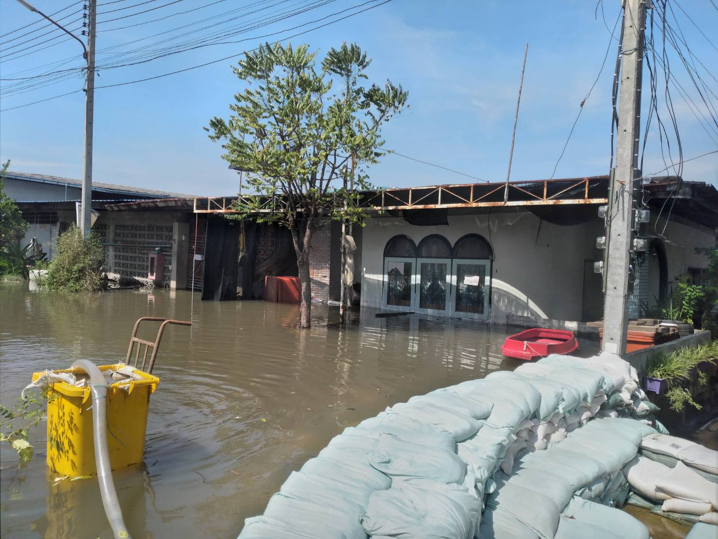 น้ำท่าจีนสูงเกินแนวตลิ่งทะลักท่วม นครชันศรี สามพราน ชาวบ้านบอกวิกฤติแล้ว 