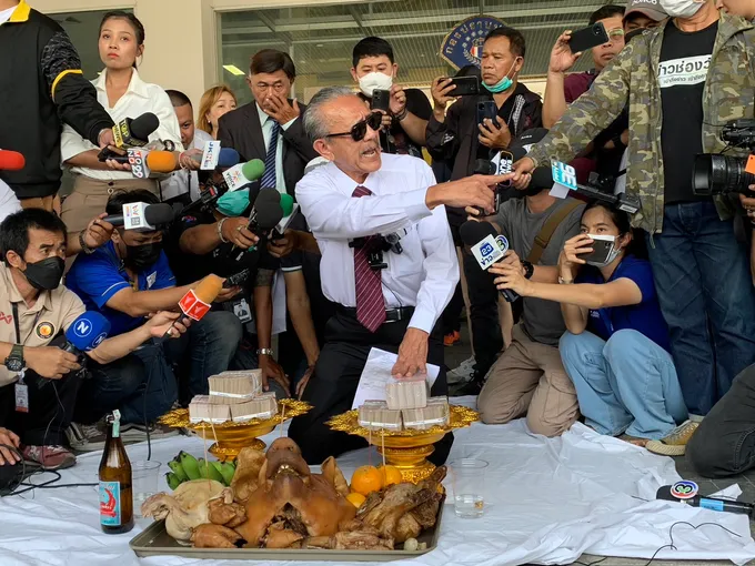 'ชูวิทย์' หอบเงินสด 6 ล้านใส่พานไปมอบให้ ผบช.ก.ที่กองปราบปราม