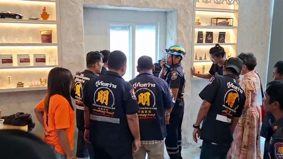 ทีมกู้ภัยระดมกำลังพังกระจกนิรภัย ช่วย3 ชีวิตติดอยู่ในลิฟท์