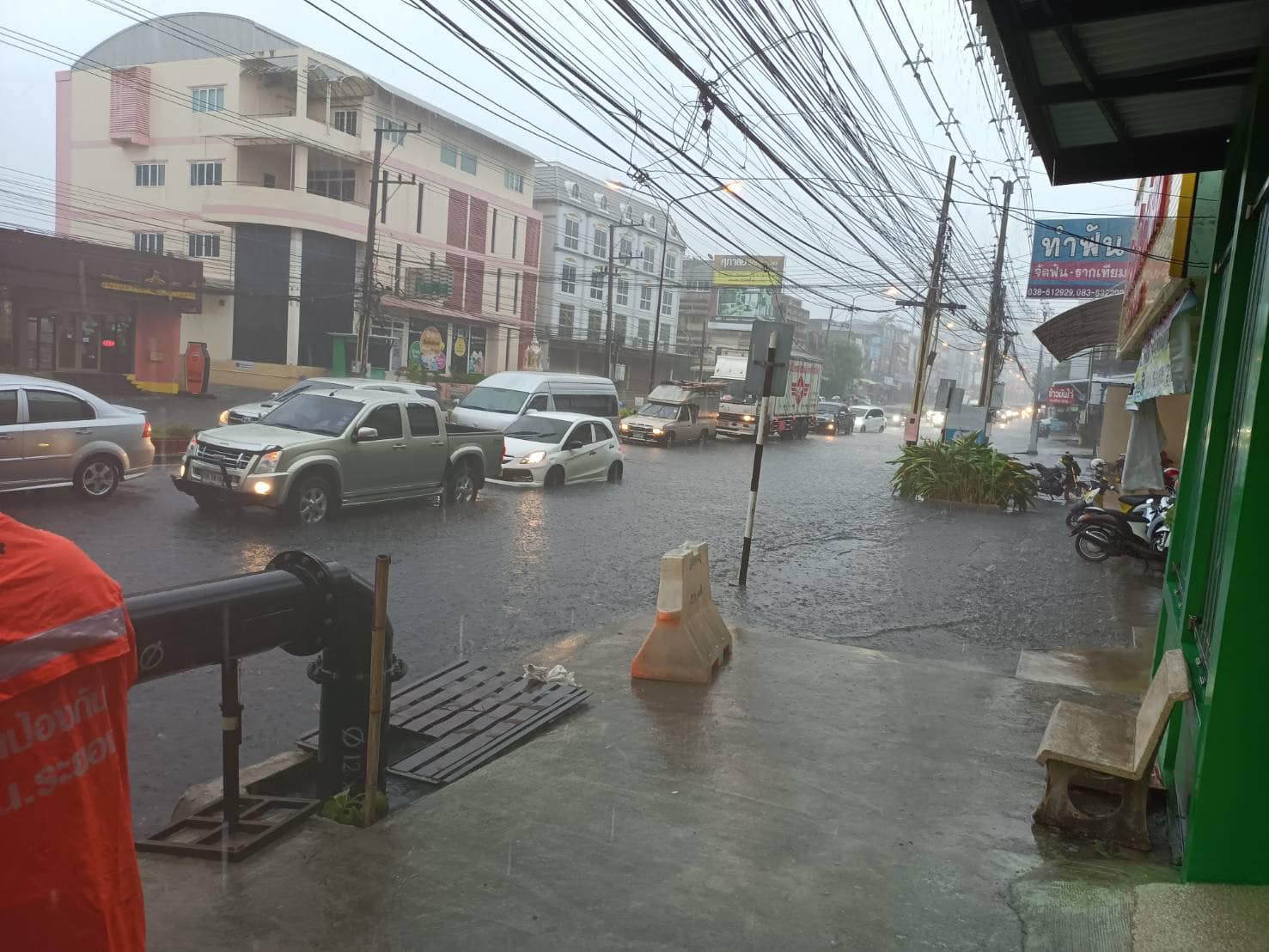 ระยองอ่วม! พายุฝนถล่มหนัก “น้ำท่วม-ต้นไม้ล้ม” จนท.เร่งช่วยเหลือ