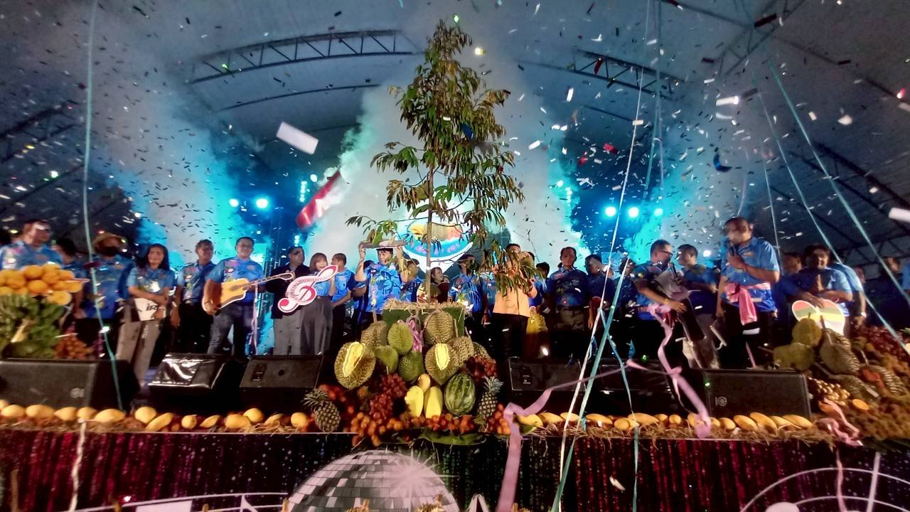 เริ่มแล้วงาน 'เทศกาลดนตรี สีสัน ผลไม้สไตล์ตะพง ของดีเมืองระยอง' ผู้ว่าฯ ระยอง โชว์เมนูทุเรียนทอดกระทะยักษ์สร้างสีสัน